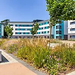 Spacious Bedrooms With Shared Bathroom And Kitchen At Bridges In Reading