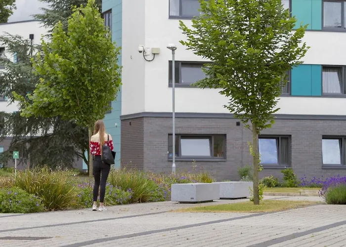 Spacious Bedrooms With Shared Bathroom And Kitchen At Bridges In Reading