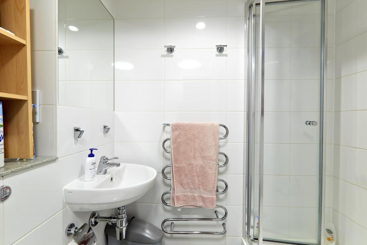 Apartment Spacious Bedrooms With Shared Bathroom And Kitchen At Bridges In Reading