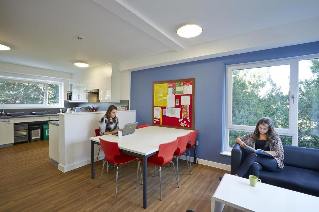 Spacious Bedrooms With Shared Bathroom And Kitchen At Bridges In * Reading
